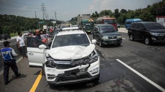 Kondisi sebuah kendaraan setelah mengalami kecelakaan beruntun di kilometer 49 Tol Jakarta-Cikampek, Kabupaten Karawang, Jawa Barat, Sabtu (30/10/2021).  ANTARA FOTO/Raisan Al Farisi