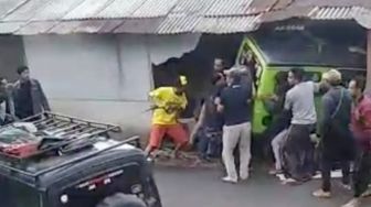 Bruk! Mobil Offroad Seruduk Rumah Warga di Puncak Bogor, Pemilik Rumah Luka-luka