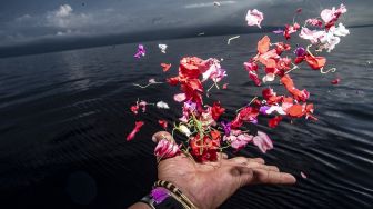 Perwira KRI Bima Suci melakukan tabur bunga di atas geladak KRI Bima Suci, Laut Bali, Bali, Minggu (31/10/2021). [ANTARA FOTO/Muhammad Adimaja]