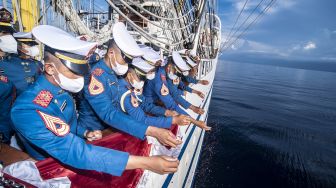 Taruna Akademi Angkatan Laut (AAL) Tingkat III Angkatan ke-68 melakukan tabur bunga di atas geladak KRI Bima Suci, Laut Bali, Bali, Minggu (31/10/2021). [ANTARA FOTO/Muhammad Adimaja]