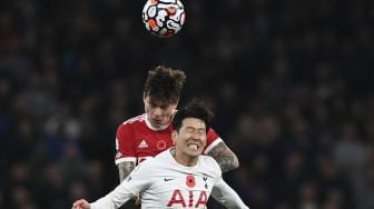 Bek Manchester United Victor Lindelof (kiri) bersaing dengan striker Tottenham Hotspur Son Heung-Min selama pertandingan sepak bola Liga Premier Inggris antara Tottenham Hotspur dan Manchester United di Stadion Tottenham Hotspur, London, Inggris, Sabtu (30/10/2021). [GLYN KIRK / AFP]