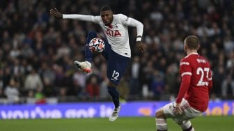 Bek Tottenham Hotspur Emerson Royal (kiri) bersaing dengan bek Manchester United Luke Shaw (kanan) selama pertandingan sepak bola Liga Premier Inggris antara Tottenham Hotspur dan Manchester United di Stadion Tottenham Hotspur, London, Inggris, Sabtu (30/10/2021). [GLYN KIRK / AFP]