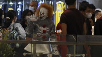 Peserta parade kostum Halloween menyapa pengunjung pusat belanja Neo Soho Mall di Jakarta, Sabtu (30/10/2021). [ANTARA FOTO/Indrianto Eko Suwarso]