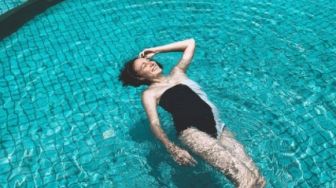 Cara Berenang Anti Belang ala Nadine Chandrawinata, Harus Banget Pakai Sunscreen?