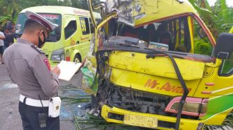 Tabrakan Bus di Agam, Sopir Dilarikan ke Rumah Sakit