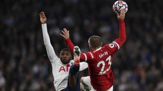 Bek Tottenham Hotspur Emerson Royal (kiri) bersaing dengan bek Manchester United Luke Shaw (kanan) selama pertandingan sepak bola Liga Premier Inggris antara Tottenham Hotspur dan Manchester United di Stadion Tottenham Hotspur, London, Inggris, Sabtu (30/10/2021). [GLYN KIRK / AFP]