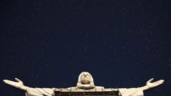 Pemandangan patung 'Christ the Protector' yang sedang dibangun di Encantado, negara bagian Rio Grande do Sul, Brasil, pada (29/10/2021). [SILVIO AVILA / AFP]