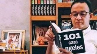 CEK FAKTA: Viral Gubernur Anies Baswedan Membaca Buku '101 Cara Ngeles', Benarkah?