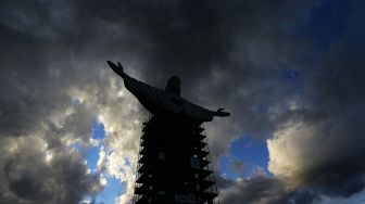 Pemandangan patung 'Christ the Protector' yang sedang dibangun di Encantado, negara bagian Rio Grande do Sul, Brasil, pada (29/10/2021). [SILVIO AVILA / AFP]