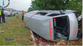 Mobil Travel Terguling di Tol Lampung, 7 Penumpang Terluka