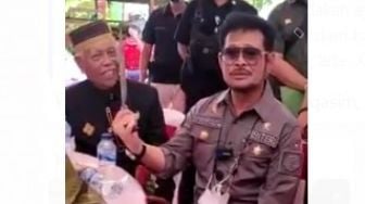 Momen Menteri Pertanian Syahrul Yasin Limpo Acungkan Badik