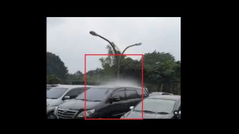 Viral Video Hujan Hanya Guyur Satu Mobil di Parkiran, Warganet Auto Cari Sebabnya