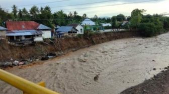 Jembatan Penghubung Luwu dan Tana Toraja Hanyut Diterjang Banjir