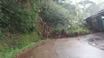 Tebing Longsor di Sukanagara Cianjur, Akses Jalan Utama Terputus
