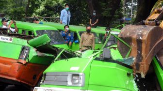Wali Kota Bogor Bima Arya (tengah) menyaksikan penghancuran mobil angkutan kota (angkot) di halaman GOR Pajajaran, Kota Bogor, Jawa Barat, Senin (1/11/2021). ANTARA FOTO/Arif Firmansyah