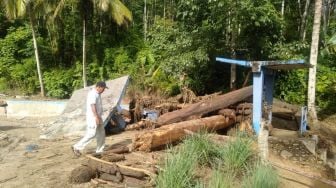 Banjir Landa Dua Desa di Tapsel Sisakan Kayu Besar-Rusak Bendungan