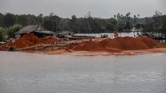 Sejumlah orang menambang pasir di sekitar kawasan hutan mangrove di Nongsa, Batam, Kepulauan Riau, Senin (1/11/2021). ANTARA FOTO/Teguh Prihatna