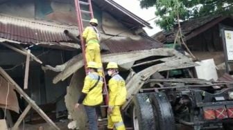 Brak! Truk kontainer Tabrak Bangunan Termasuk Showroom di Temanggung, 12 Motor Tergilas