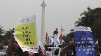 Sejumlah massa buruh membawa poster saat menggelar aksi unjuk rasa di kasawan Patung Kuda Arjuna Wiwaha, Jakarta, Senin (1/11/2021). [Suara.com/Angga Budhiyanto] 