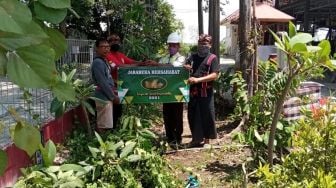 Peduli Penghijauan, Jababeka Berikan Bibit Pohon ke Banjar Suka Duka Hindu Dharma