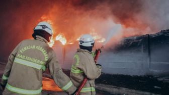 Sejumlah anggota pemadam kebakaran memadamkan api yang membakar pabrik korek api di kawasan Laksana Business Park, Kabupaten Tangerang, Banten. Selasa (2/11).   [Suara.com/Hilal Rauda Fiqry]