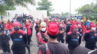 Desak Gubernur Banten Naikkan UMP dan UMK 2022, Ribuan Buruh Geruduk KP3B