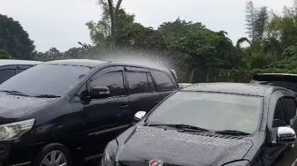 Viral! Hujan Deras di Parkiran Hanya Guyur Satu Mobil Saja