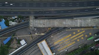 Foto aerial pengerjaan lintasan pada proyek Kereta Cepat Jakarta-Bandung (KCJB) di Cikunir, Bekasi, Jawa Barat, Selasa (2/11/2021). [Suara.com/Angga Budhiyanto]