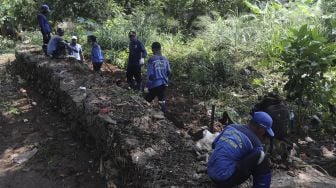 Petugas Sudin Sumber Daya Air memperbaiki tanggul di Kelurahan Cipinang Melayu, Jakarta, Selasa (2/11/2021). [Suara.com/Angga Budhiyanto]