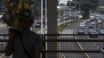 Sejumlah kendaraan melintas di Jalan Jenderal Sudirman, Jakarta, Selasa (2/11/2021). ANTARA FOTO/Sigid Kurniawan