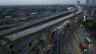 Foto aerial pengerjaan lintasan pada proyek Kereta Cepat Jakarta-Bandung (KCJB) di Cikunir, Bekasi, Jawa Barat, Selasa (2/11/2021). [Suara.com/Angga Budhiyanto]