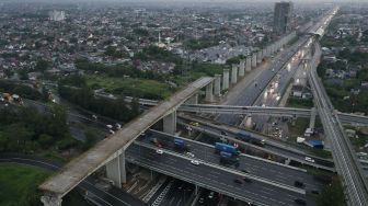 Foto aerial pengerjaan lintasan pada proyek Kereta Cepat Jakarta-Bandung (KCJB) di Cikunir, Bekasi, Jawa Barat, Selasa (2/11/2021). [Suara.com/Angga Budhiyanto]