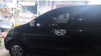 Pemilik Warung Kesal Mobil Parkir Halangi Jalan, Beri Kata-kata Menohok