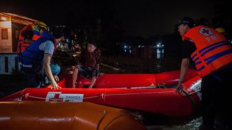 Petugas mengevakuasi warga yang terjebak banjir di Rangkasbitung, Lebak, Banten, Senin (1/11/2021). ANTARA FOTO/Muhammad Bagus Khoirunas
