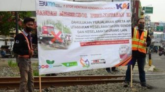 Aksi Komunitas Railfans Karawang Cegah Kecelakaan Terobos Perlintasan KA