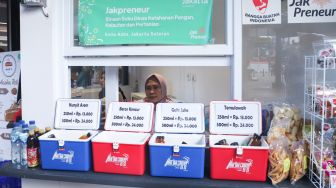 Seorang pelaku usaha mikro, kecil, dan menengah (UMKM) menjajakan dagangan di depan kiosnya di kawasan terpadu Stasiun Tebet, Jakarta Selatan, Selasa (1/11/2021). [Suara.com/Alfian Winanto]