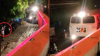 Viral Kereta Api Lewat di Tengah Pemukiman Warga, Aksi Tukang Parkir Jadi Sorotan