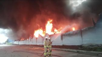Pabrik Korek Api di Pakuhaji Tangerang Terbakar, Kepulan Asap Membumbung ke Langit