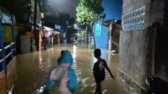 Banjir, Puluhan Warga Cipinang Melayu Mengungsi di Kolong Tol Becakayu