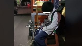 Viral Bocah Keliling Jualan Cobek, Tasbih di Tangan Bikin Salfok Warganet