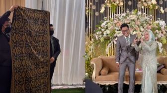Pengantin Wanita Heboh Dapat Kejutan di Hari Pernikahan, Suami Auto Diminta Minggir