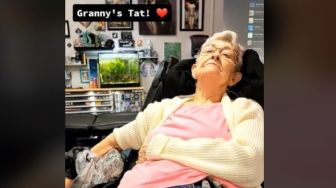 Viral Nenek 82 Tahun Bikin Tato untuk Pertama Kali, Ekspresinya Jadi Sorotan