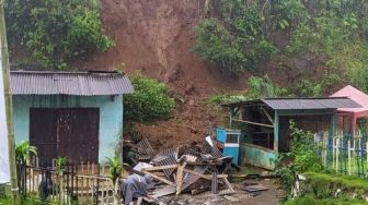 Cuaca Ekstrem, Tebing di Cianjur Longsor, Akses Jalan Terputus