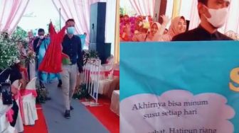 Viral Rombongan Datang Kondangan Bawa Barang Nyeleneh, Tulisan Spanduk Disorot