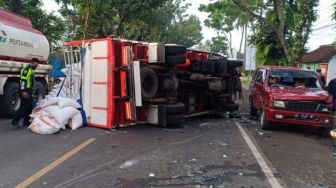 Terperosok Beton Penutup Saluran Air Saat Melintas, Sebuah Truk Pengangkut Hebel Terbalik Di Klender