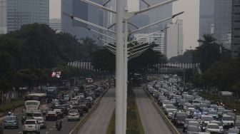 Sejumlah kendaraan terjebak kemacetan saat jam pulang kerja di Jalan Jenderal Sudirman, Jakarta, Rabu (3/11/2021). [Suara.com/Angga Budhiyanto]