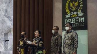 Ketua DPR Puan Maharani (kedua kiri) didampingi Mensesneg Pratikno (kiri), Wakil Ketua DPR Lodewijk Freidrich Paulus (kedua kanan) dan Rachmat Gobel memberikan keterangan pers terkait penyerahan Surat Presiden (Surpres) kepada DPR di Media Center DPR, Kompleks Parlemen, Senayan, Rabu (3/11/2021).  ANTARA FOTO/Aprillio Akbar