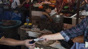 Pedagang menunggu calon pembeli di Pasar Minggu, Jakarta Selatan, Rabu (3/11/2021).  ANTARA FOTO/Sigid Kurniawan