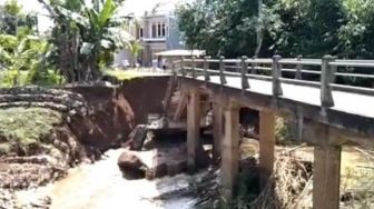 Akibat Banjir, Sebuah Jembatan Penyeberangan di Tulungagung Putus