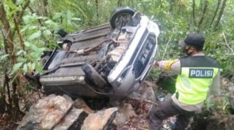 Daihatsu Sigra Masuk Jurang 15 Meter di Trans Sulawesi